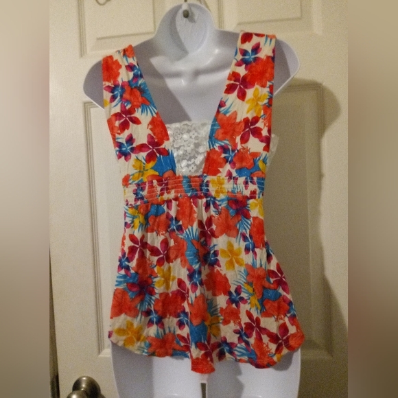 Love on a hanger floral top - Picture 3 of 4